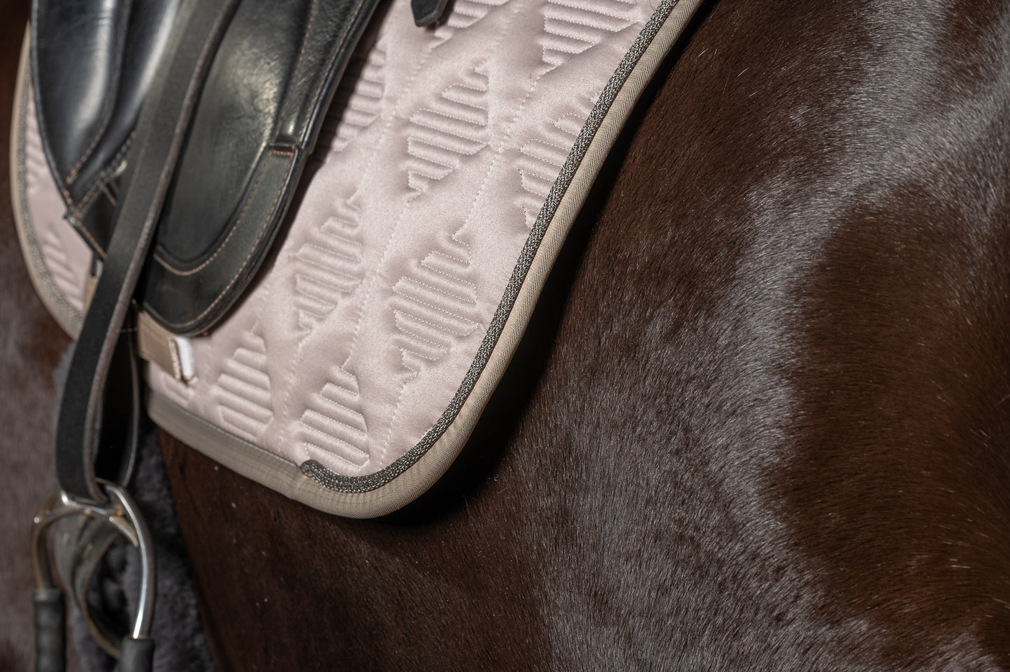 Tapis Woven piping velours noix - Mattes 25