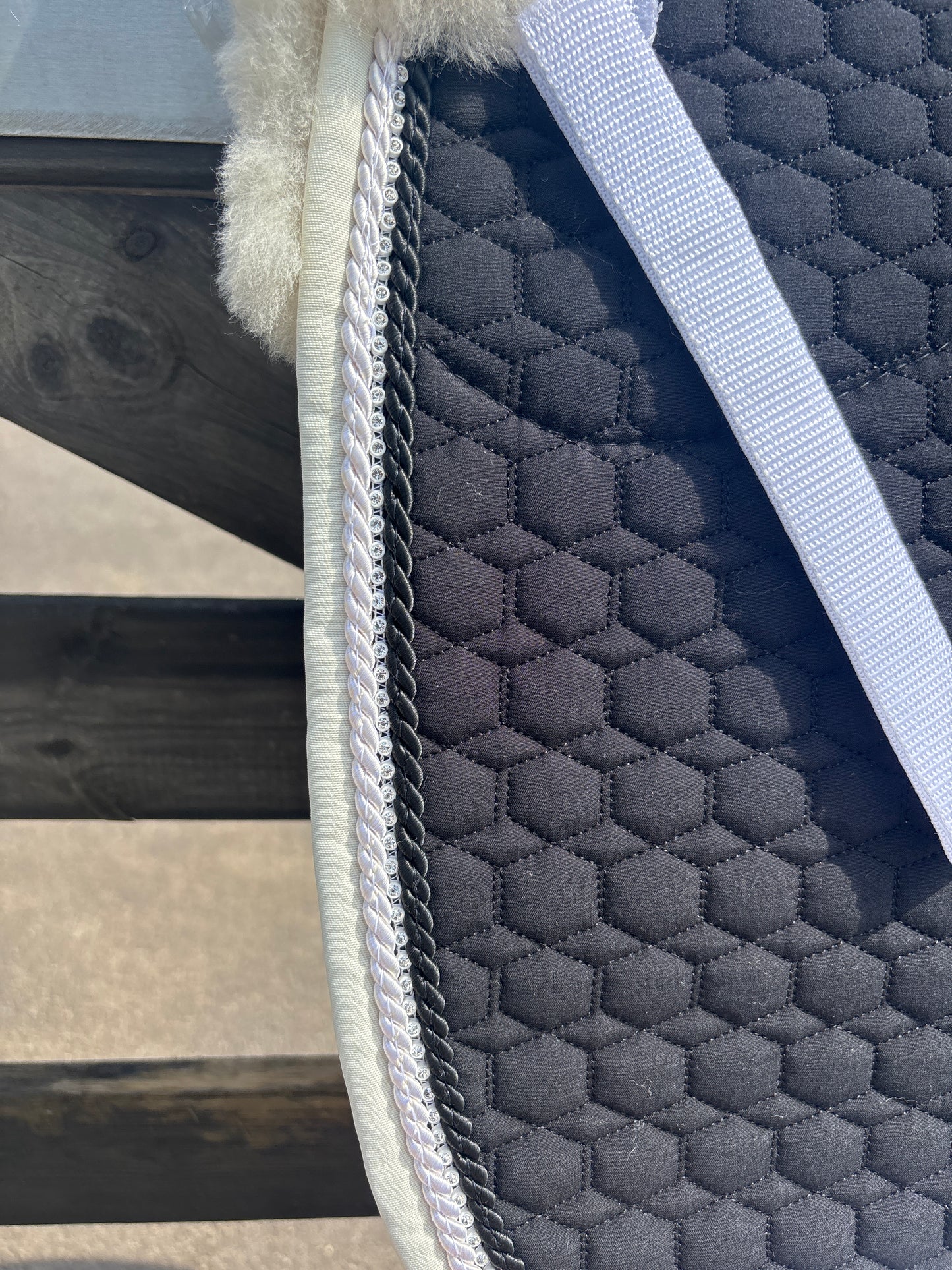 Tapis de dressage nour, mouton ecru, cordelettes strass / perle - Mattes