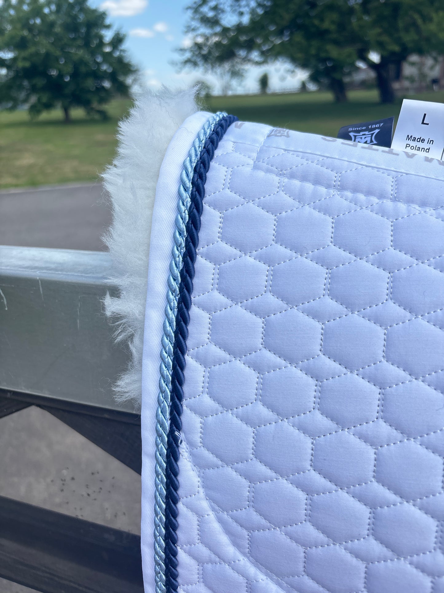 Tapis de dressage blanc, mouton blanc, cordelettes bleu gacé / Marine - Mattes