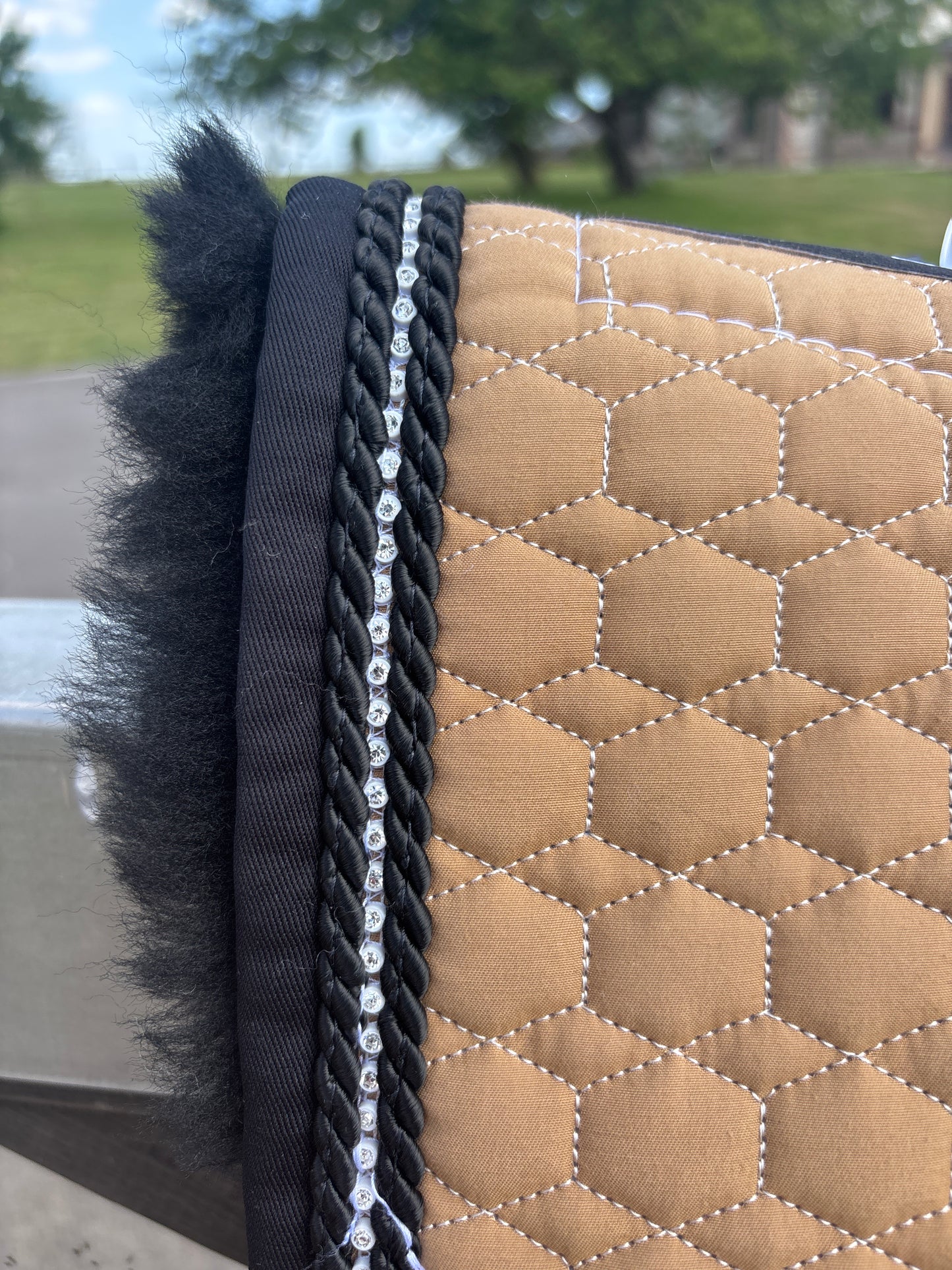 Tapis de dressage sable, mouton ecru, cordelettes strass / noir - Mattes