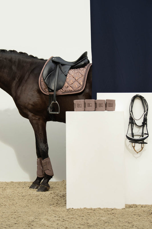 Tapis Glossy Jewel, Deep taupe - Eskadron Classic Sport SS2024