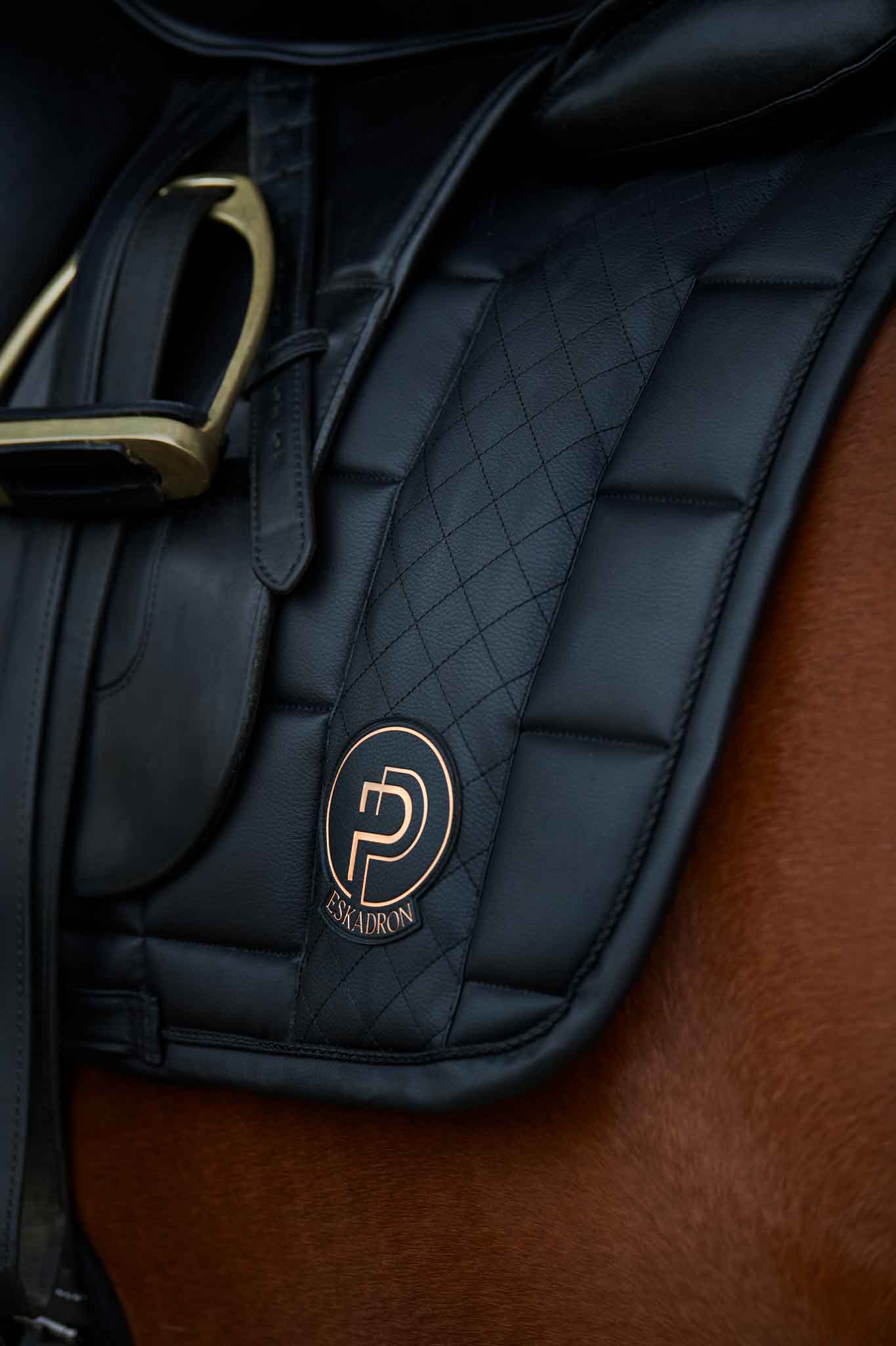 Eskadron Tapis de selle pour chevaux mat Bow Atlantic Blue Platinum 2024, taille : PD Eskadron Tapis de selle pour chevaux mat Bow Atlantic Blue Platinum 2024, taille : PD