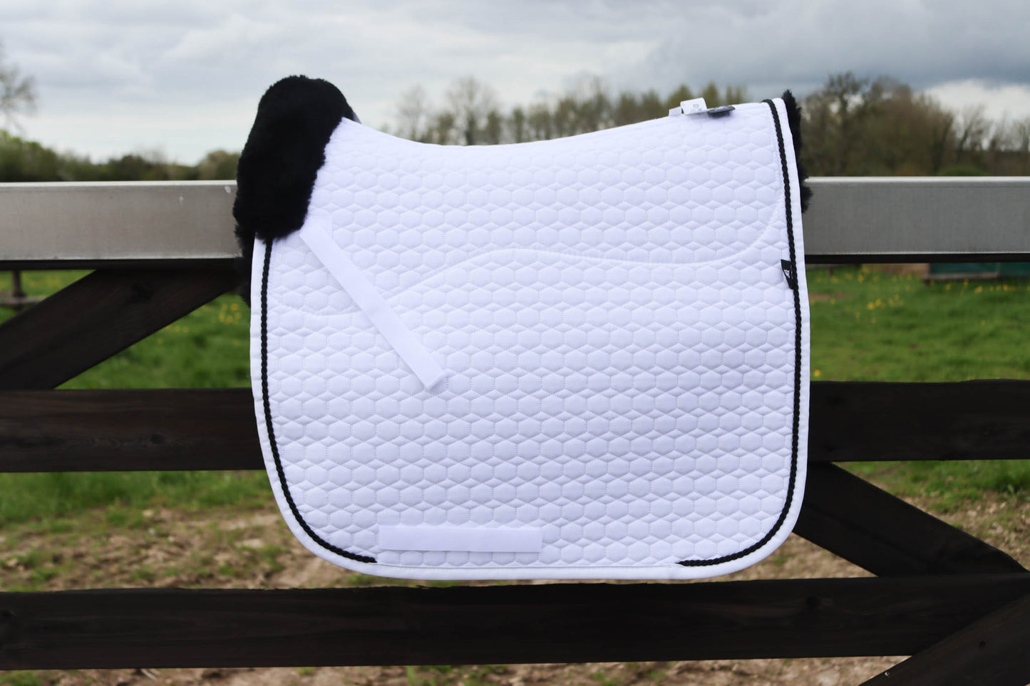 Tapis chabraque blanc, mouton noir - Mattes