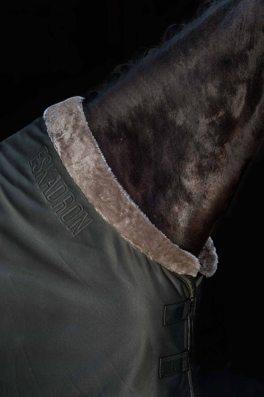 FauxFur Jersey Decke, Dunkeloliv - Eskadron Essence 22/23