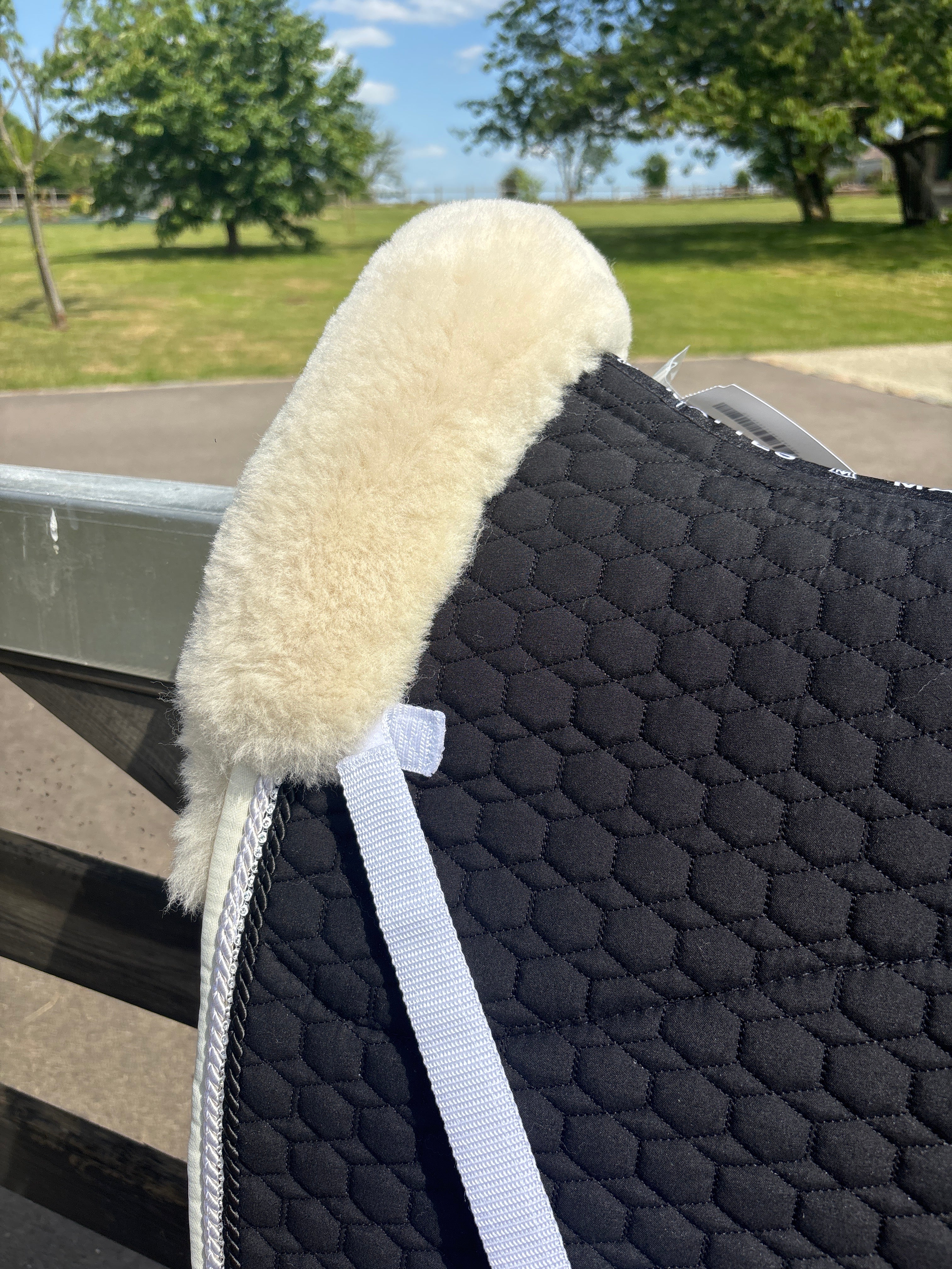 Tapis de dressage nour, mouton ecru, cordelettes strass / perle - Mattes