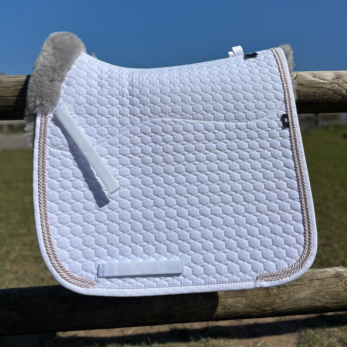 Tapis de dressage blanc, mouton gris, bord flieder / Crystal - Mattes
