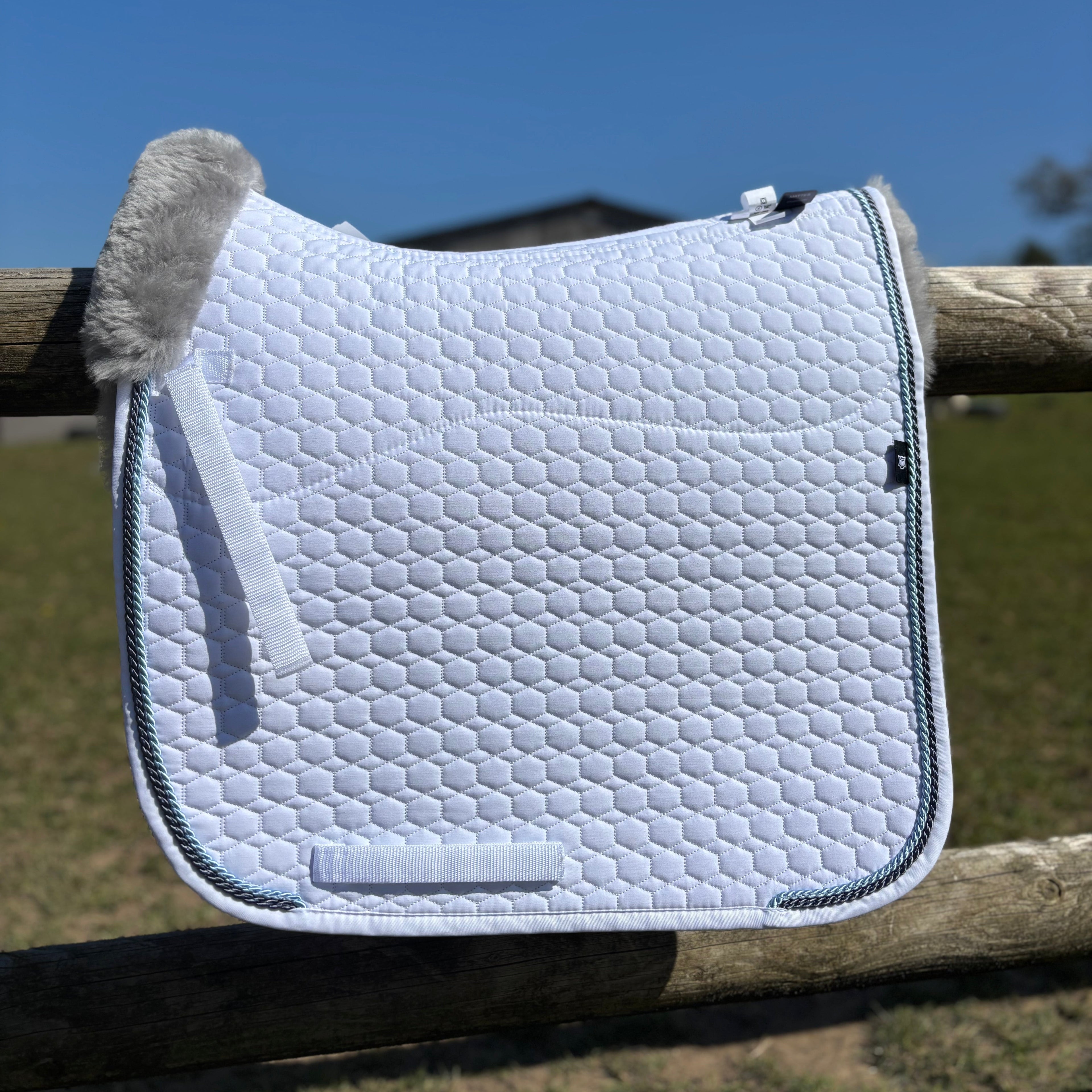 Tapis de dressage blanc, mouton gris, bord titan / bleu glacé - Mattes