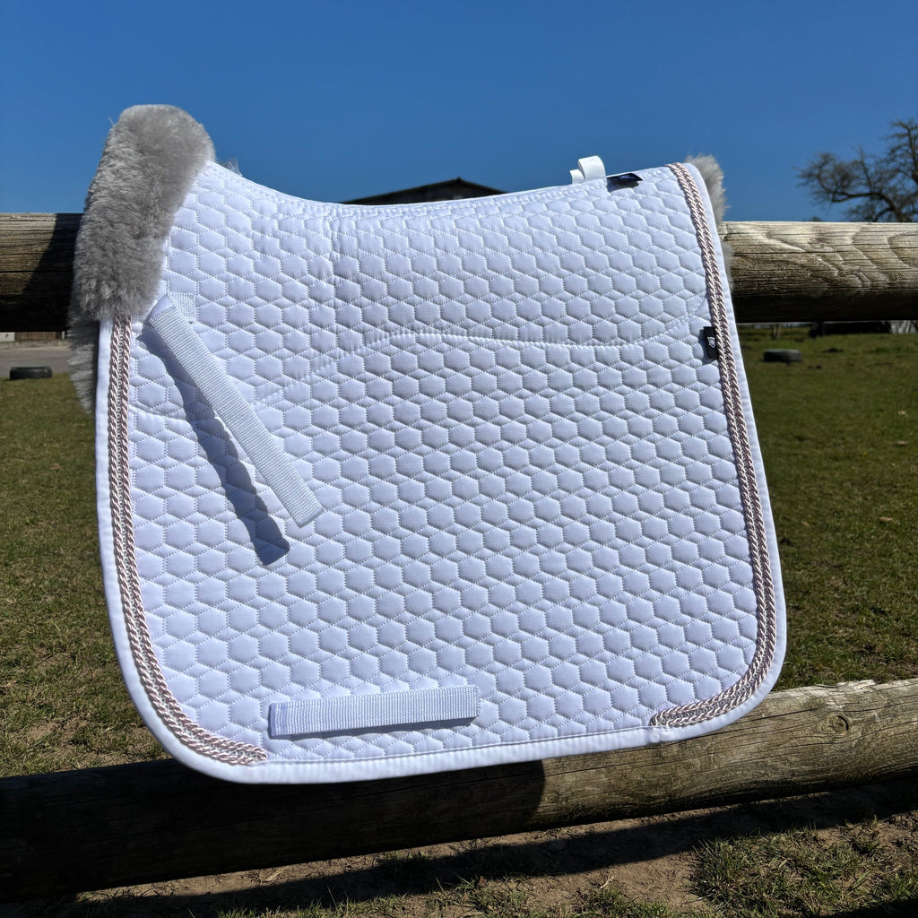 Tapis de dressage blanc, mouton gris, bord flieder / Crystal - Mattes