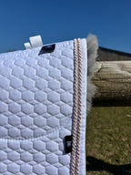 Tapis de dressage blanc, mouton gris, bord flieder / Crystal - Mattes