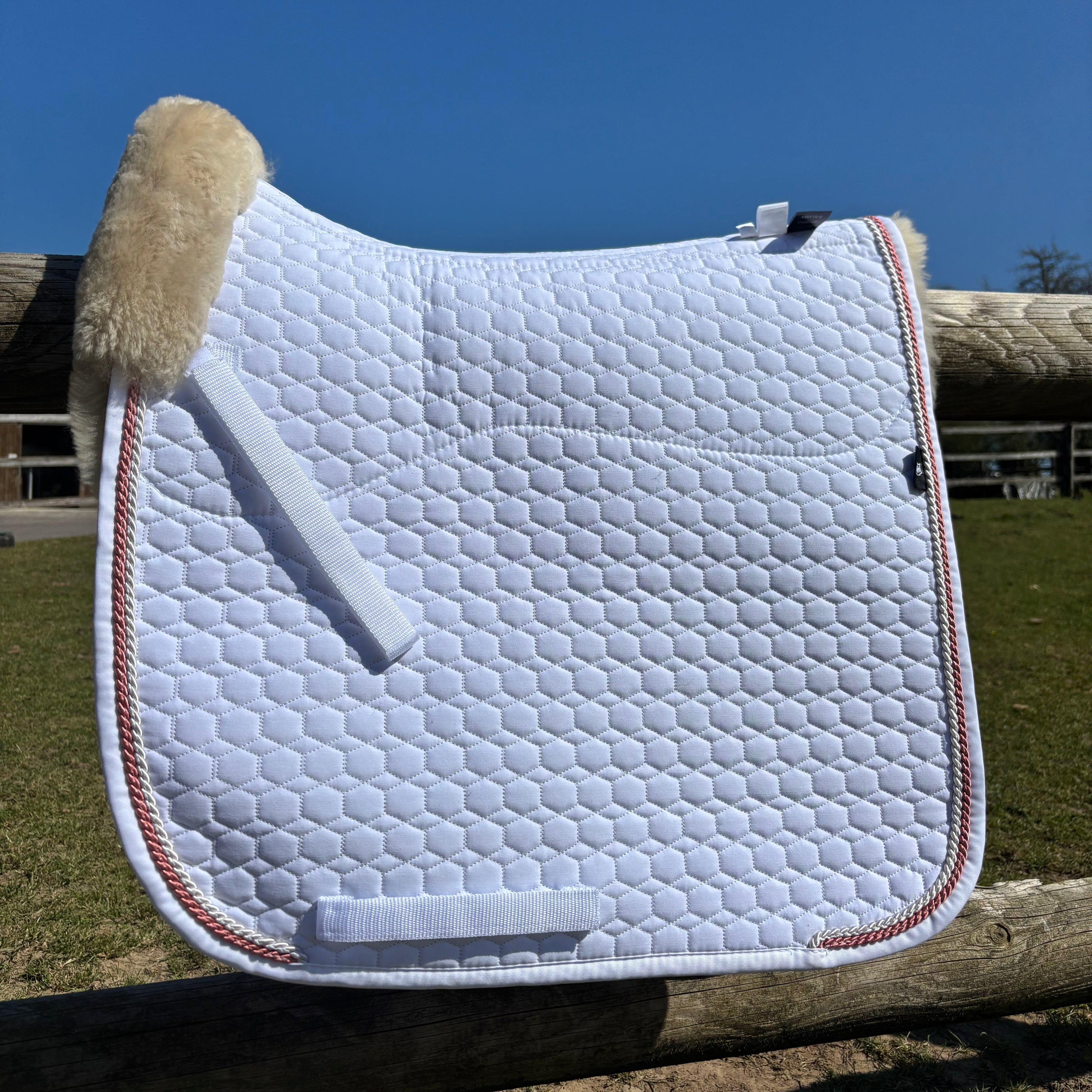 Tapis de dressage Blanc, mouton Platin, bord perle / bonbon - Mattes