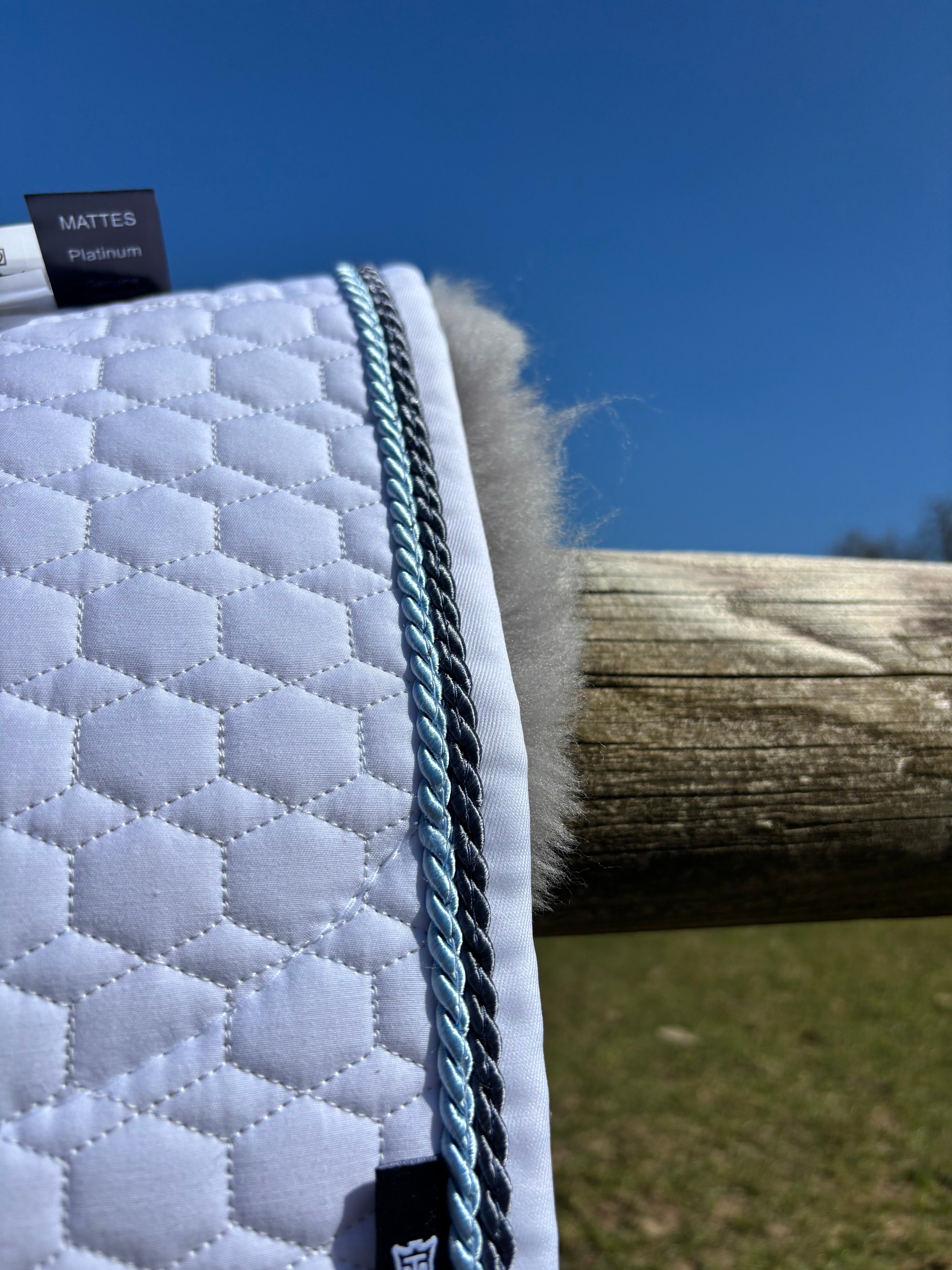 Tapis de dressage blanc, mouton gris, bord titan / bleu glacé - Mattes