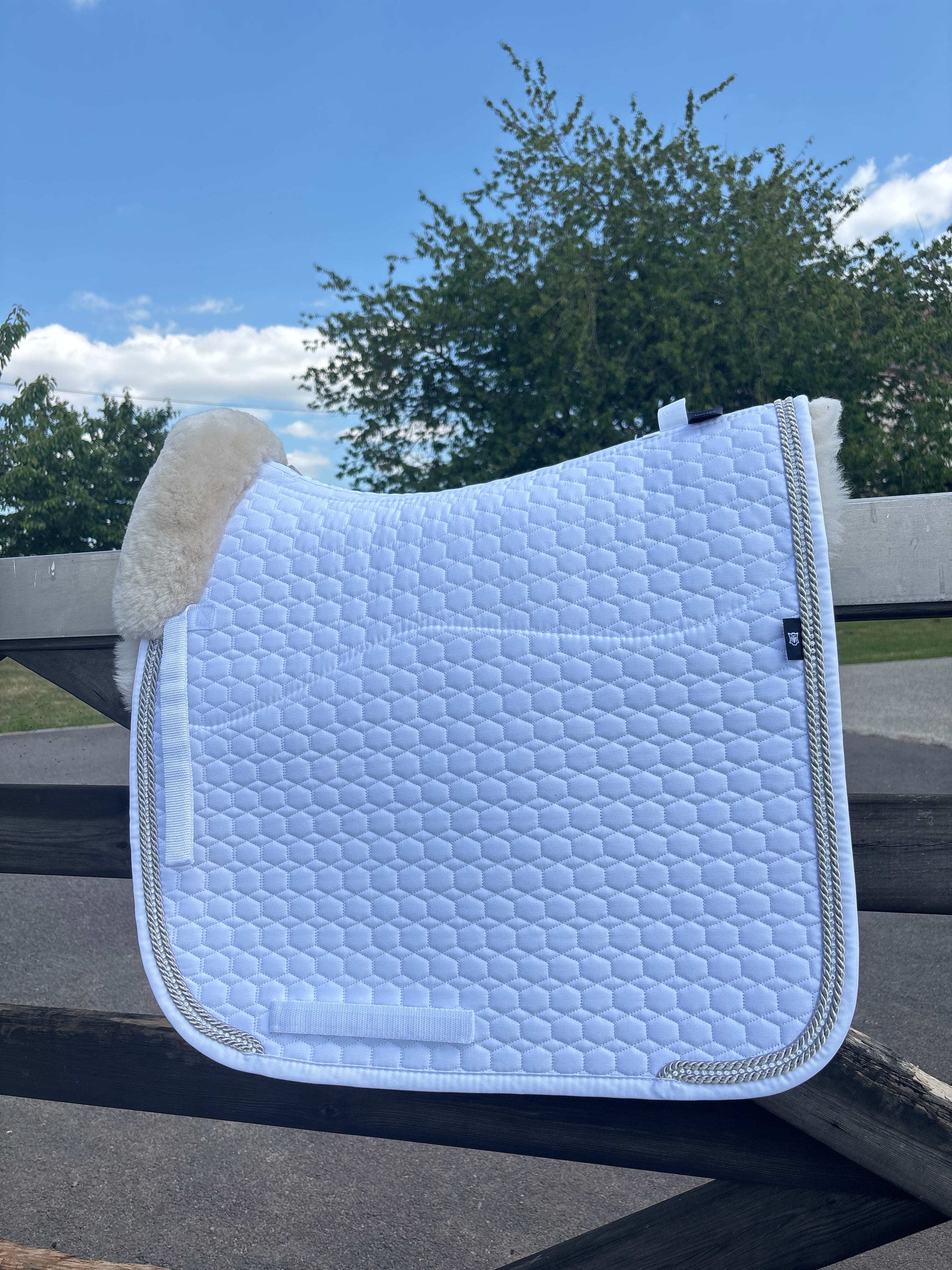 Tapis de dressage blanc, mouton blanc, cordelettes strass / goeland - Mattes