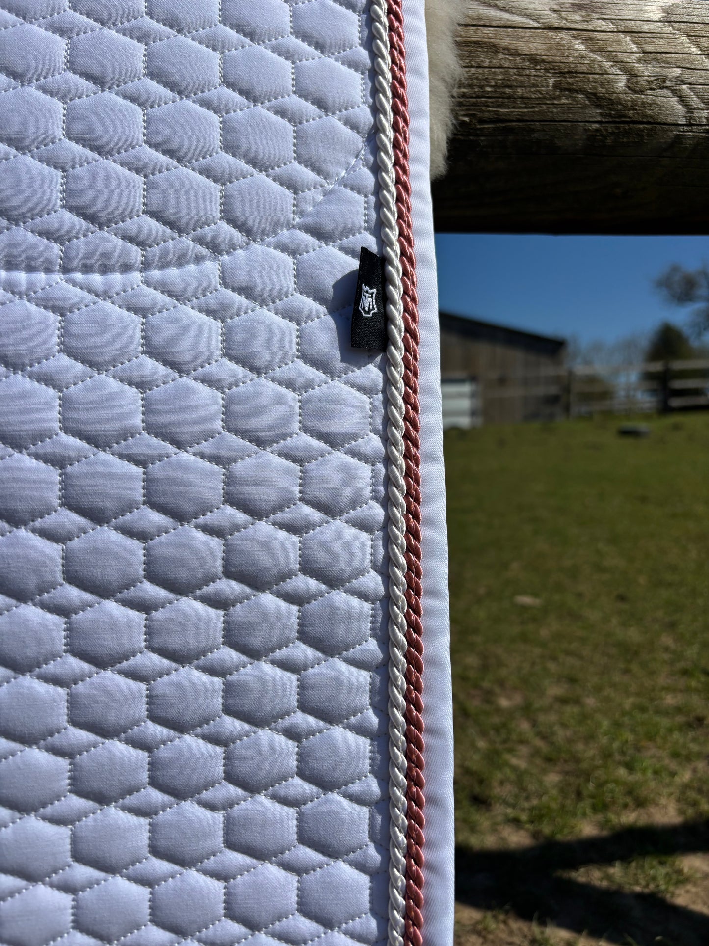 Tapis de dressage Blanc, mouton Platin, bord perle / bonbon - Mattes