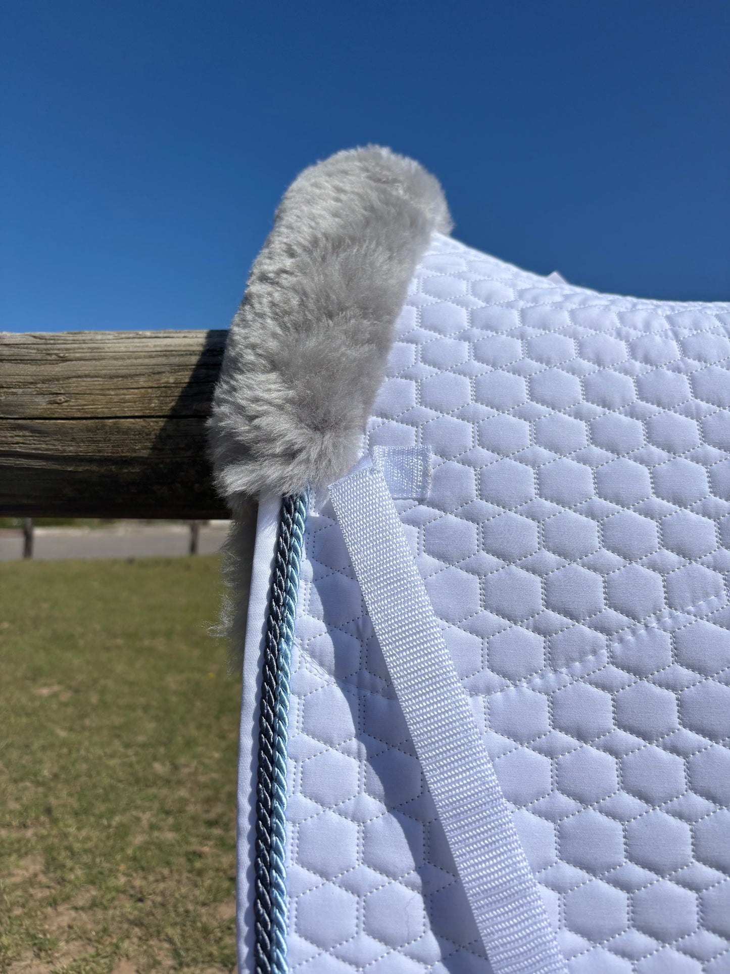 Tapis de dressage blanc, mouton gris, bord titan / bleu glacé - Mattes