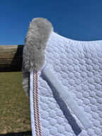 Tapis de dressage blanc, mouton gris, bord flieder / Crystal - Mattes