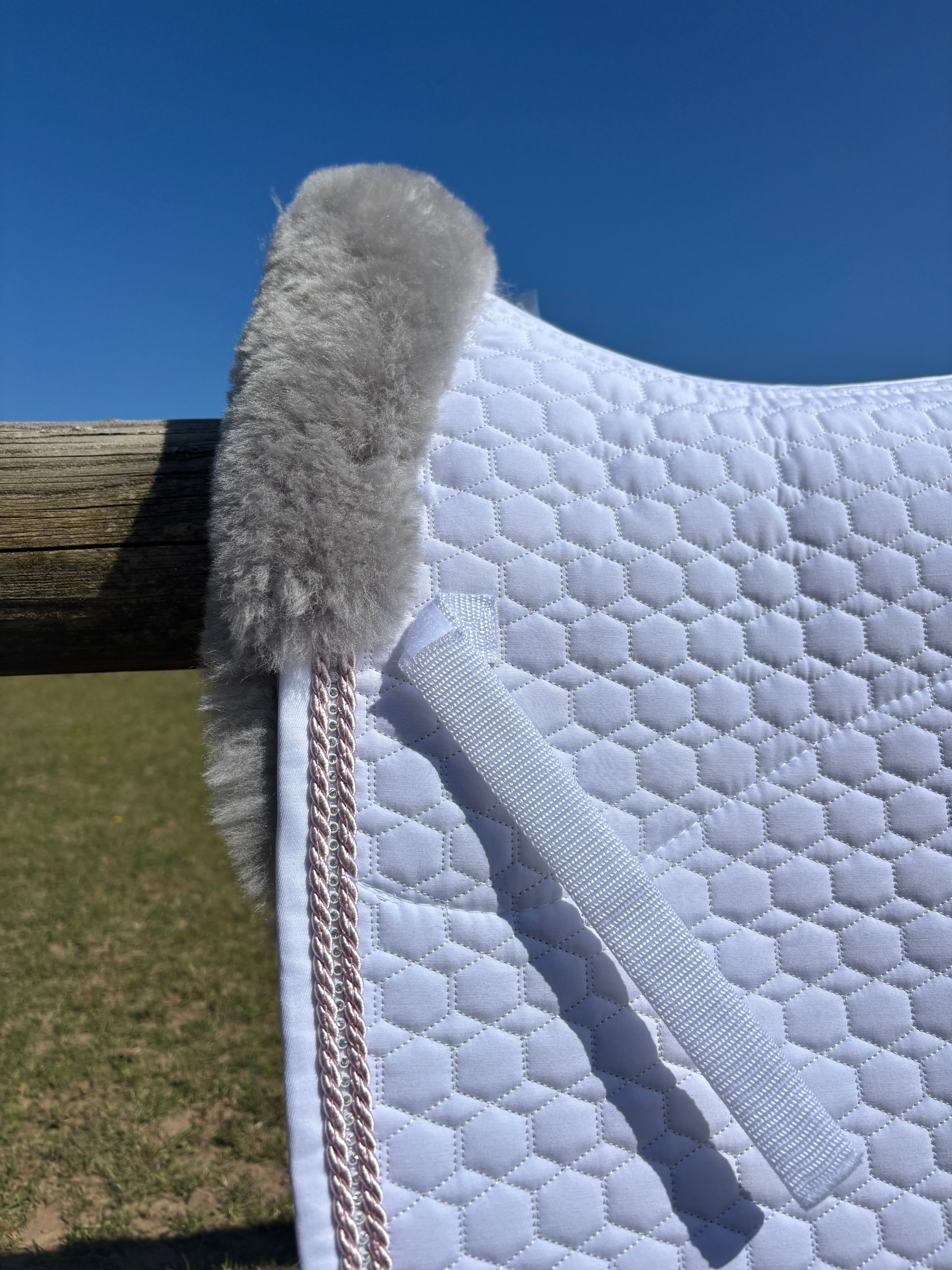 Tapis de dressage blanc, mouton gris, bord flieder / Crystal - Mattes