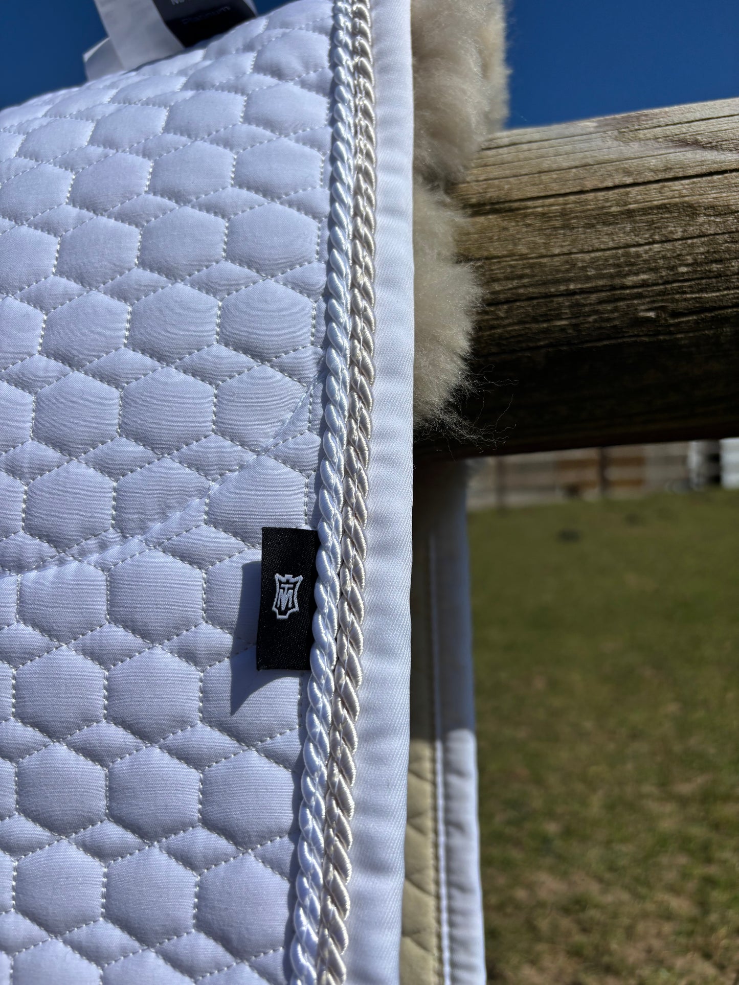 Tapis de dressage blanc, mouton Platin, bord perle / blanc - Mattes