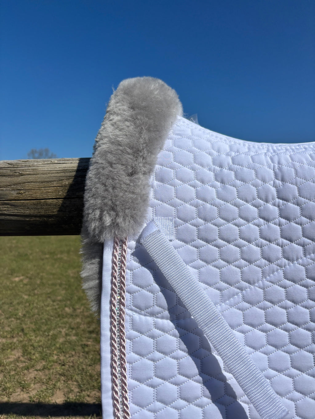 Tapis de dressage blanc, mouton gris, bord flieder / Crystal - Mattes