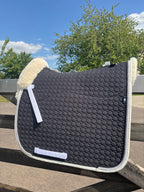 Tapis de dressage nour, mouton ecru, cordelettes strass / perle - Mattes