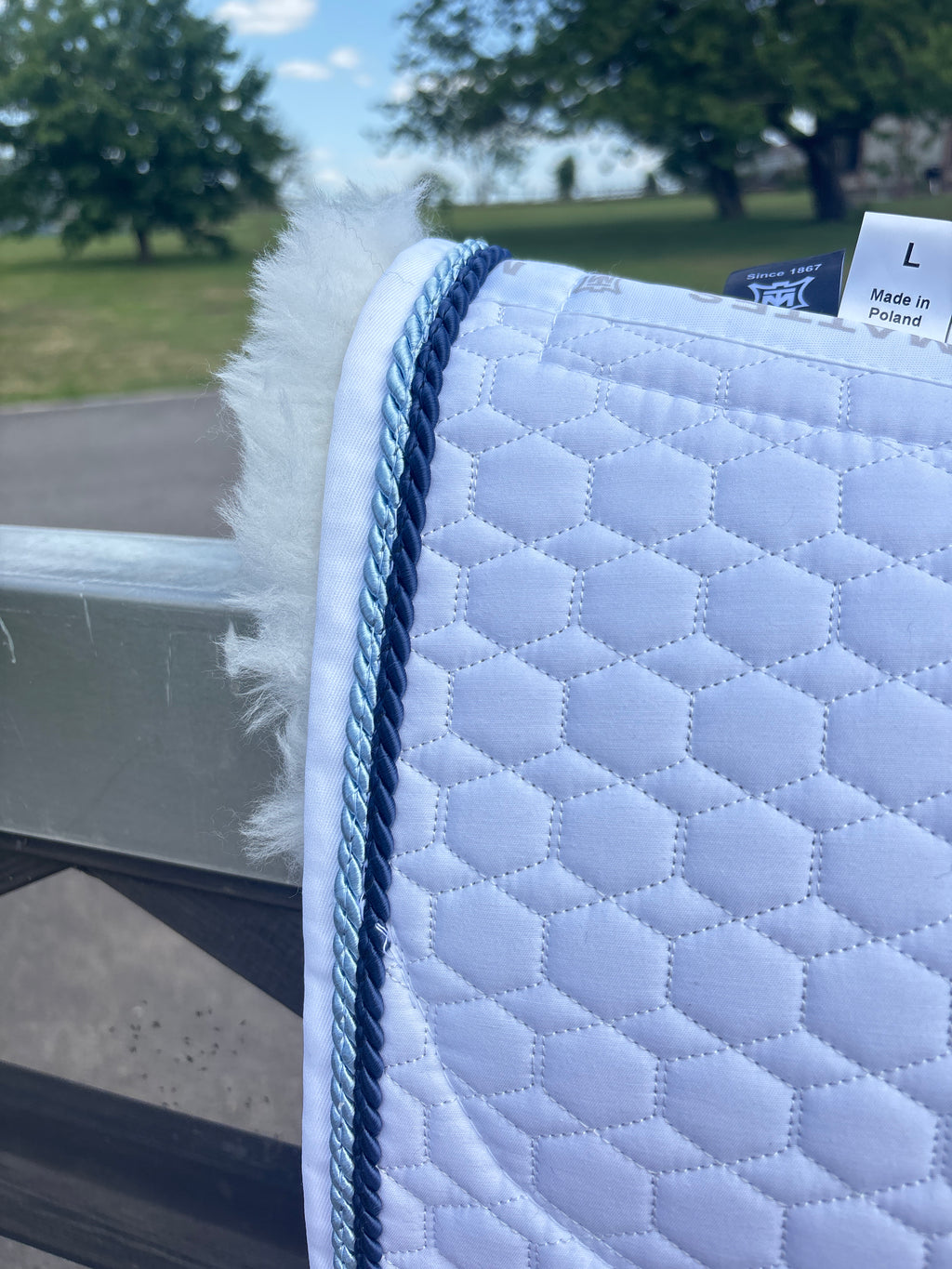 Tapis de dressage blanc, mouton blanc, cordelettes bleu gacé / Marine - Mattes