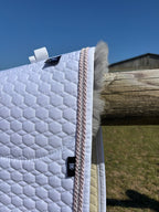 Tapis de dressage blanc, mouton gris, bord flieder / Crystal - Mattes