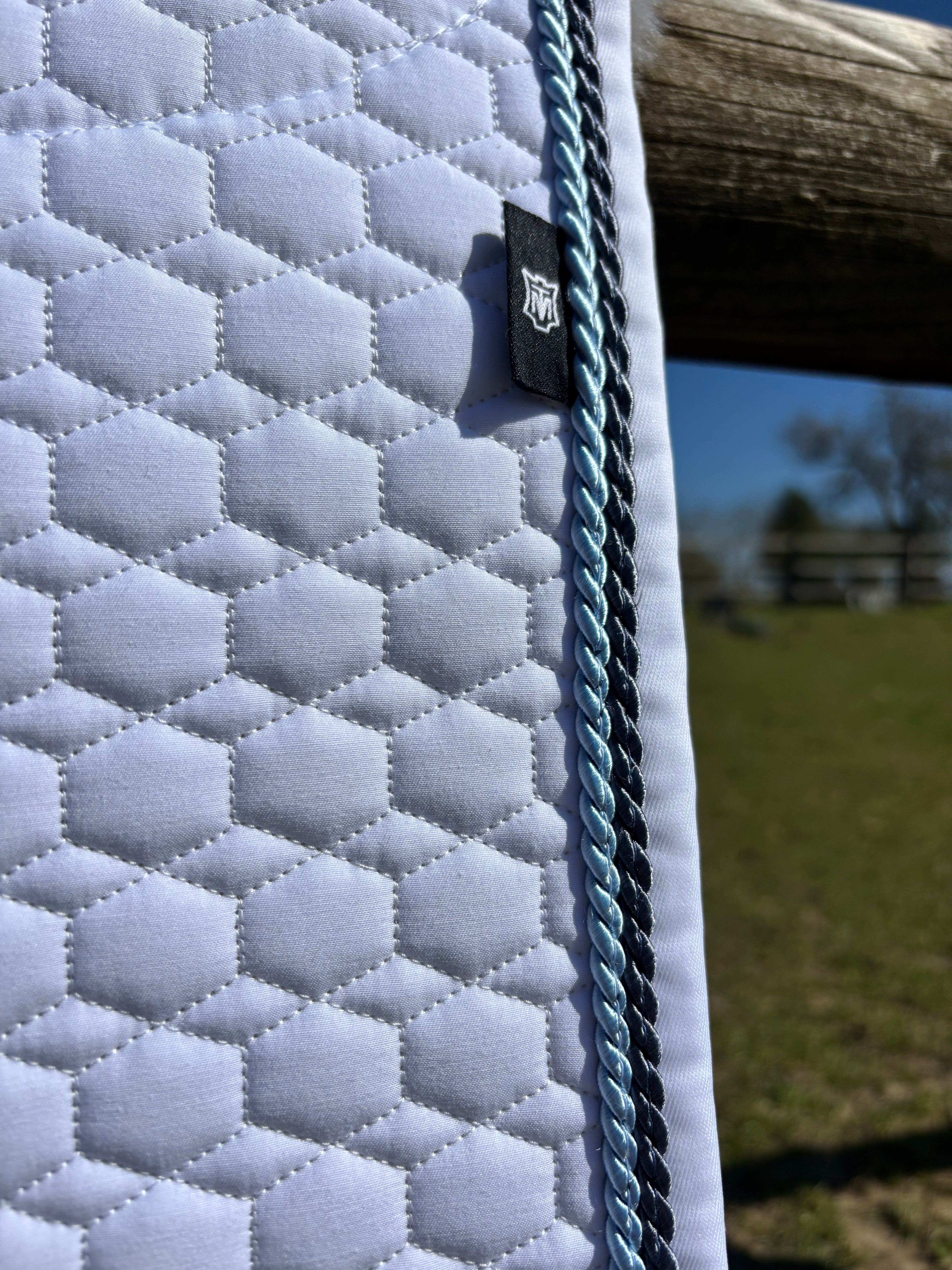 Tapis de dressage blanc, mouton gris, bord titan / bleu glacé - Mattes