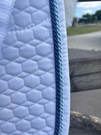 Tapis de dressage blanc, mouton blanc, cordelettes bleu gacé / Marine - Mattes