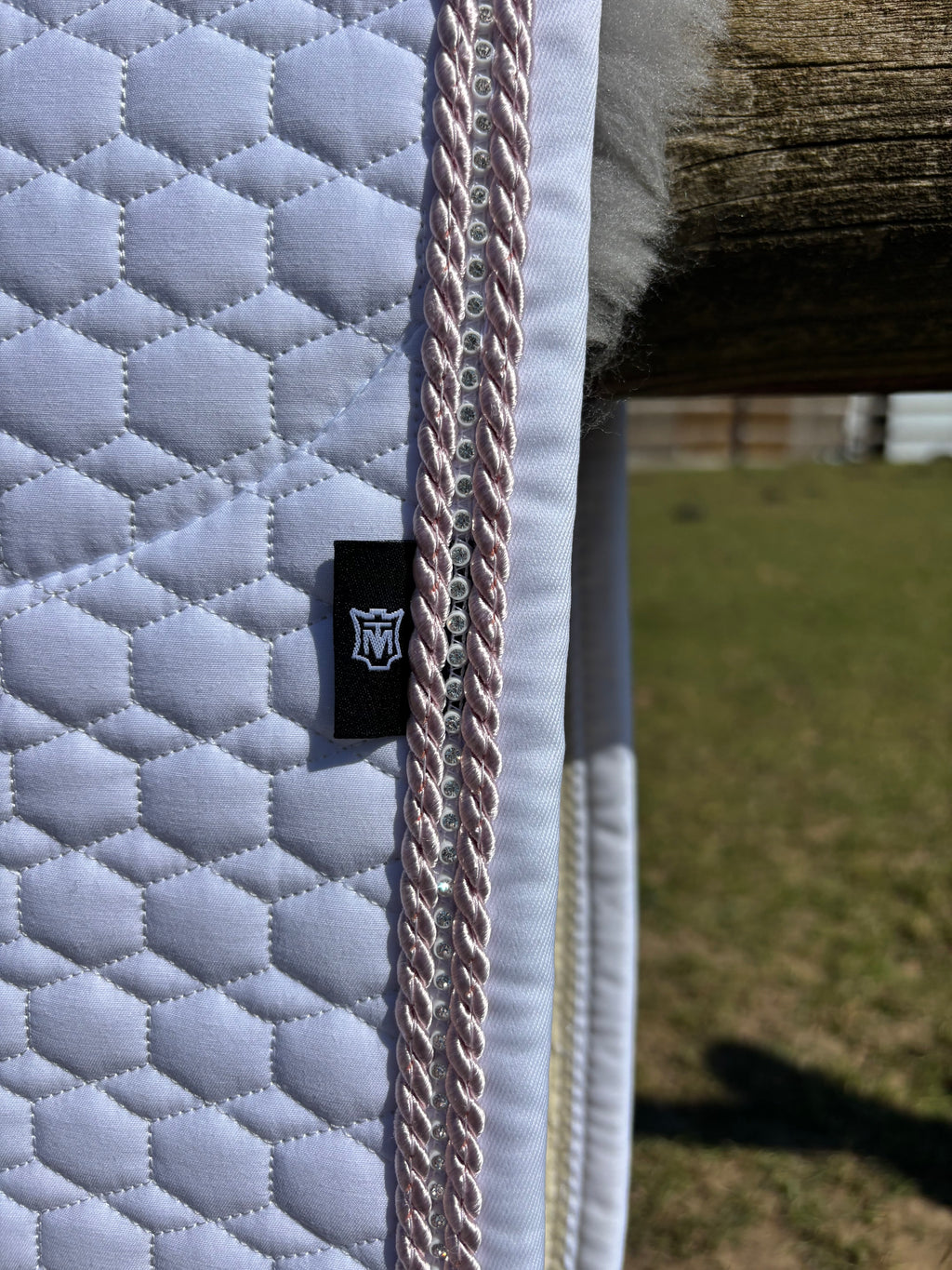 Tapis de dressage blanc, mouton gris, bord flieder / Crystal - Mattes