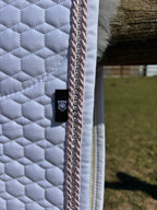 Tapis de dressage blanc, mouton gris, bord flieder / Crystal - Mattes