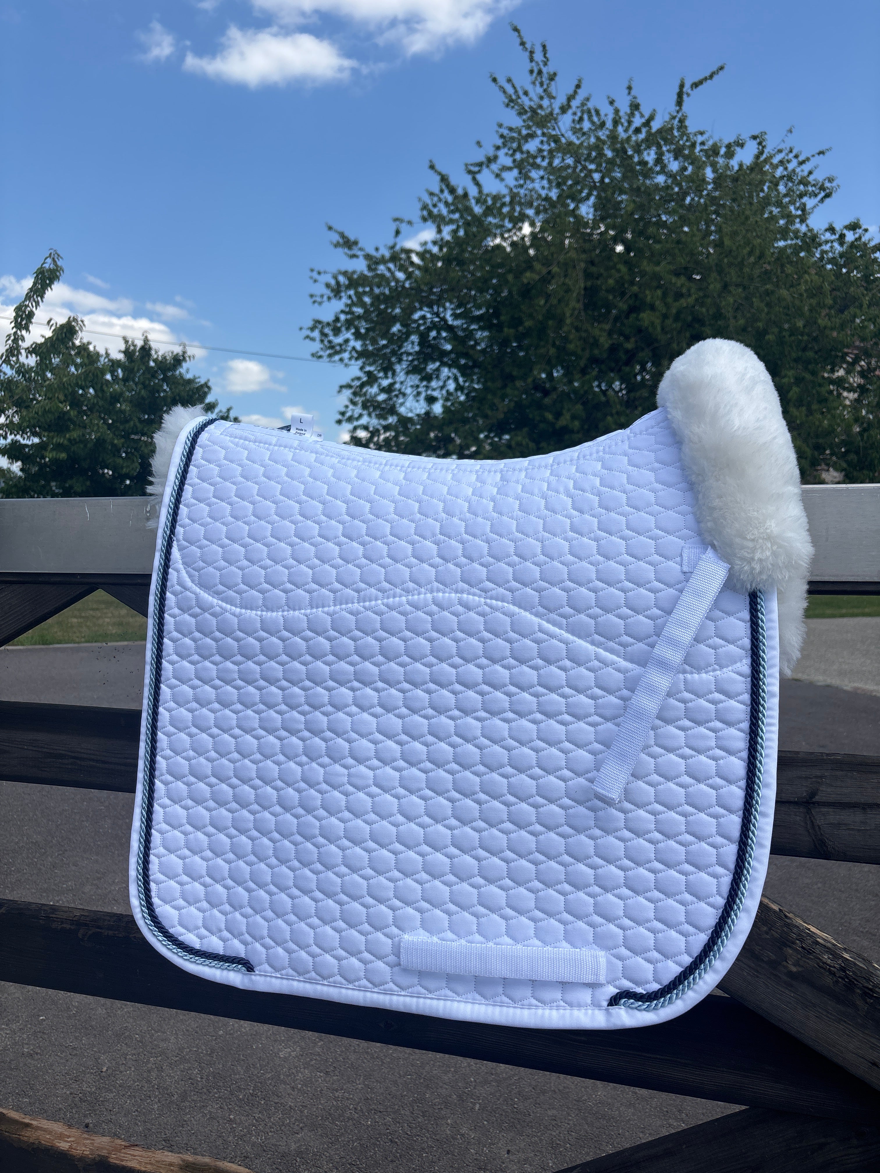 Tapis de dressage blanc, mouton blanc, cordelettes bleu gacé / Marine - Mattes