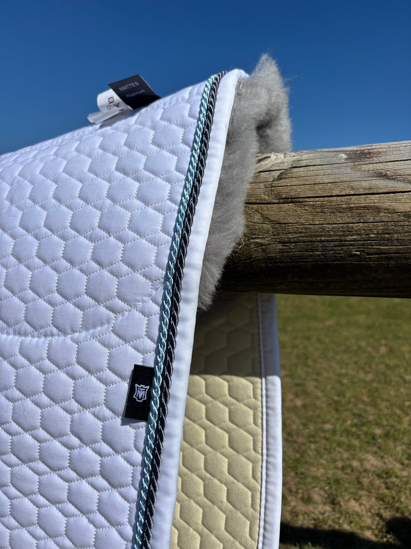 Tapis de dressage blanc, mouton gris, bord titan / bleu glacé - Mattes