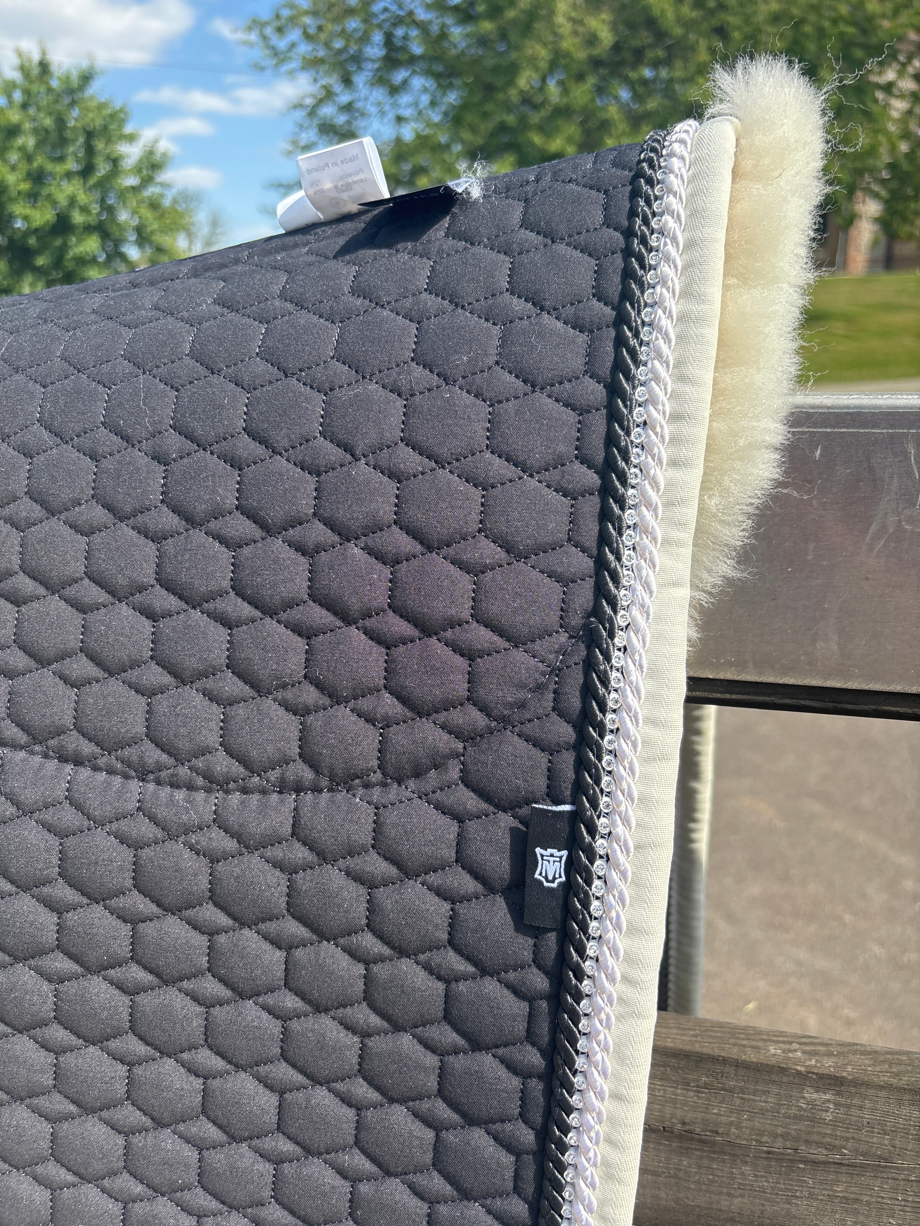 Tapis de dressage nour, mouton ecru, cordelettes strass / perle - Mattes