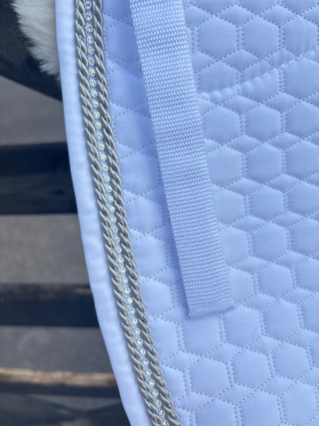 Tapis de dressage blanc, mouton blanc, cordelettes strass / goeland - Mattes