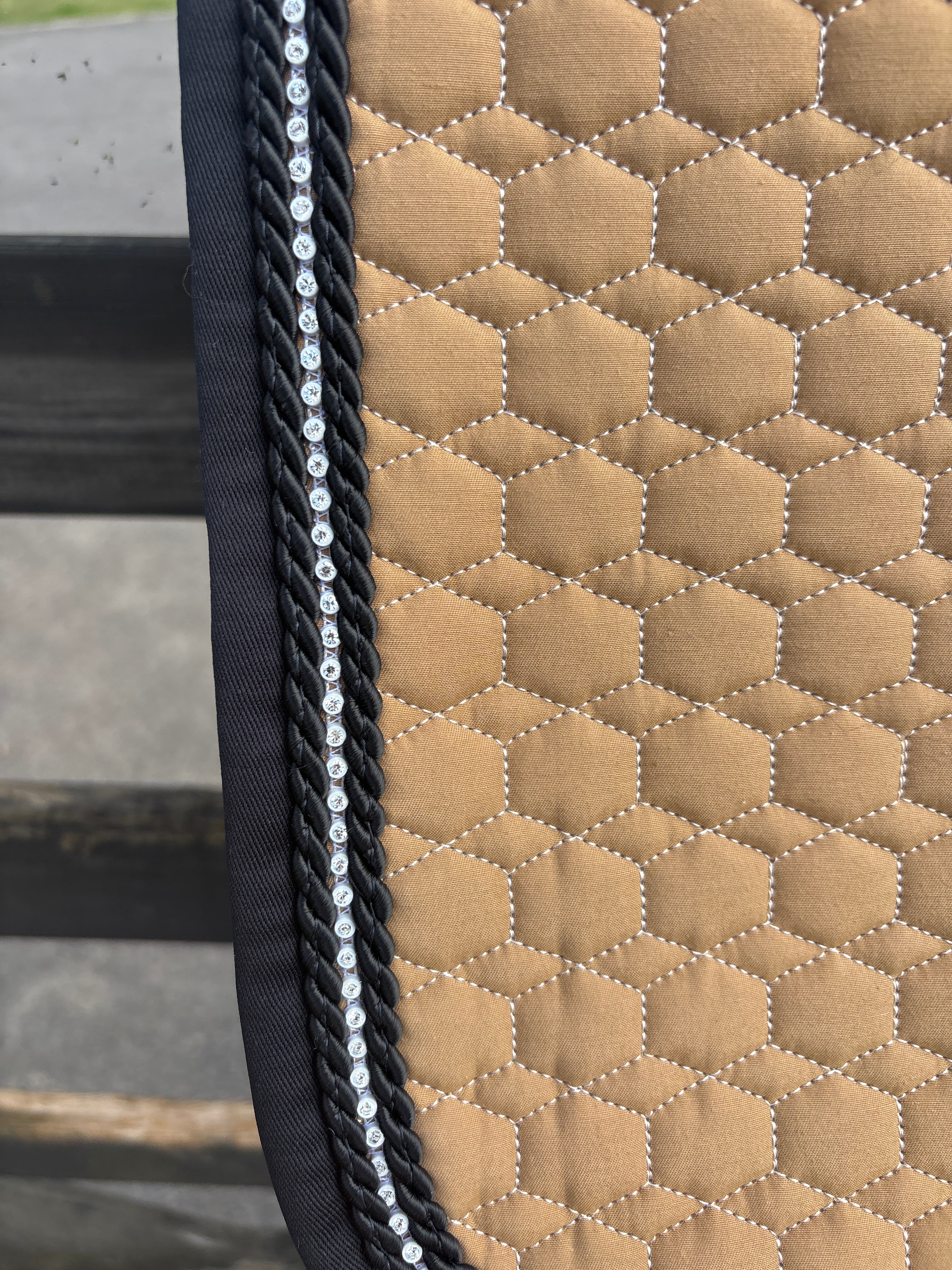 Tapis de dressage sable, mouton ecru, cordelettes strass / noir - Mattes