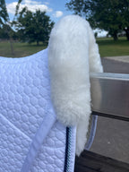 Tapis de dressage blanc, mouton blanc, cordelettes bleu gacé / Marine - Mattes