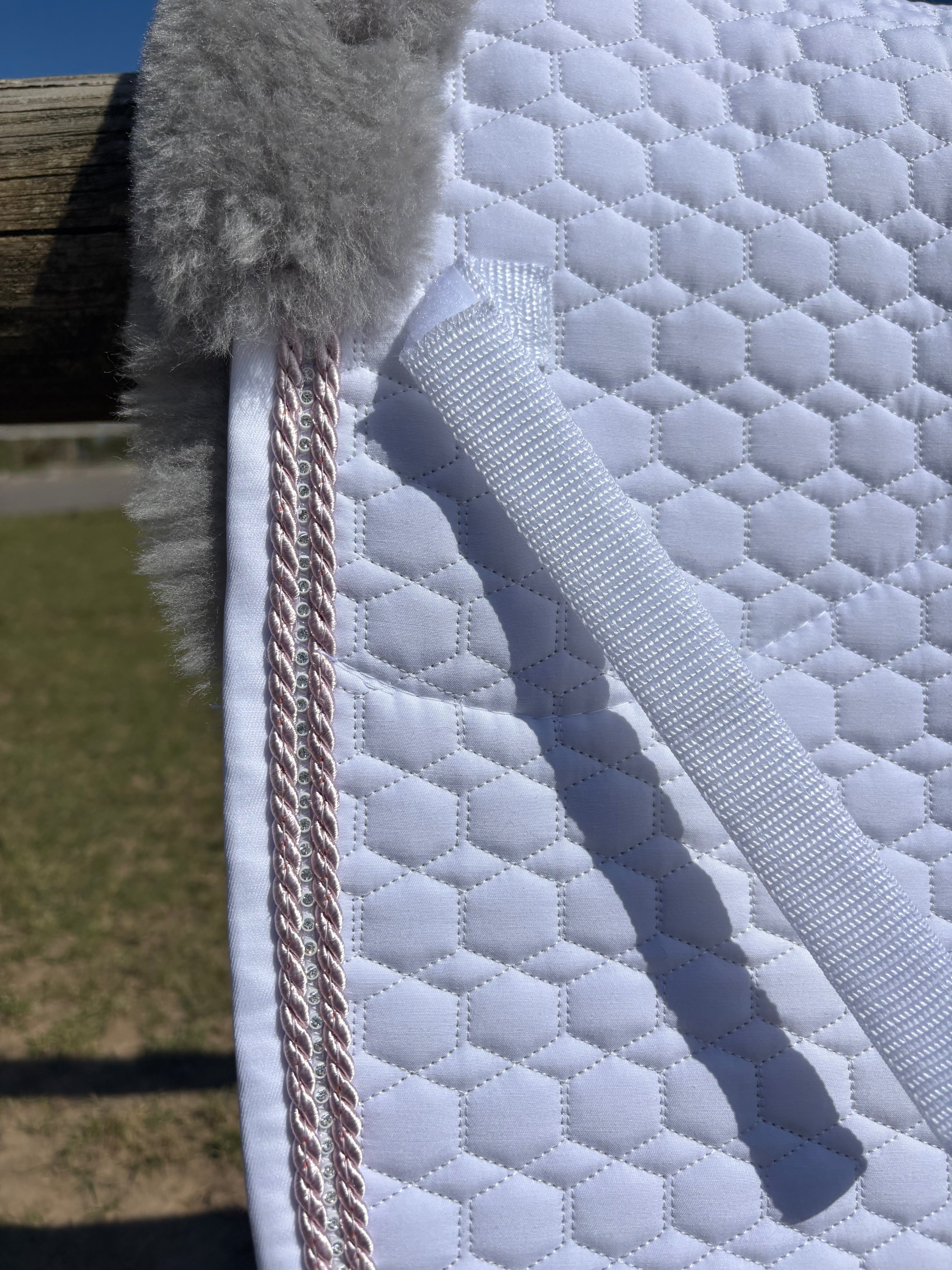 Tapis de dressage blanc, mouton gris, bord flieder / Crystal - Mattes