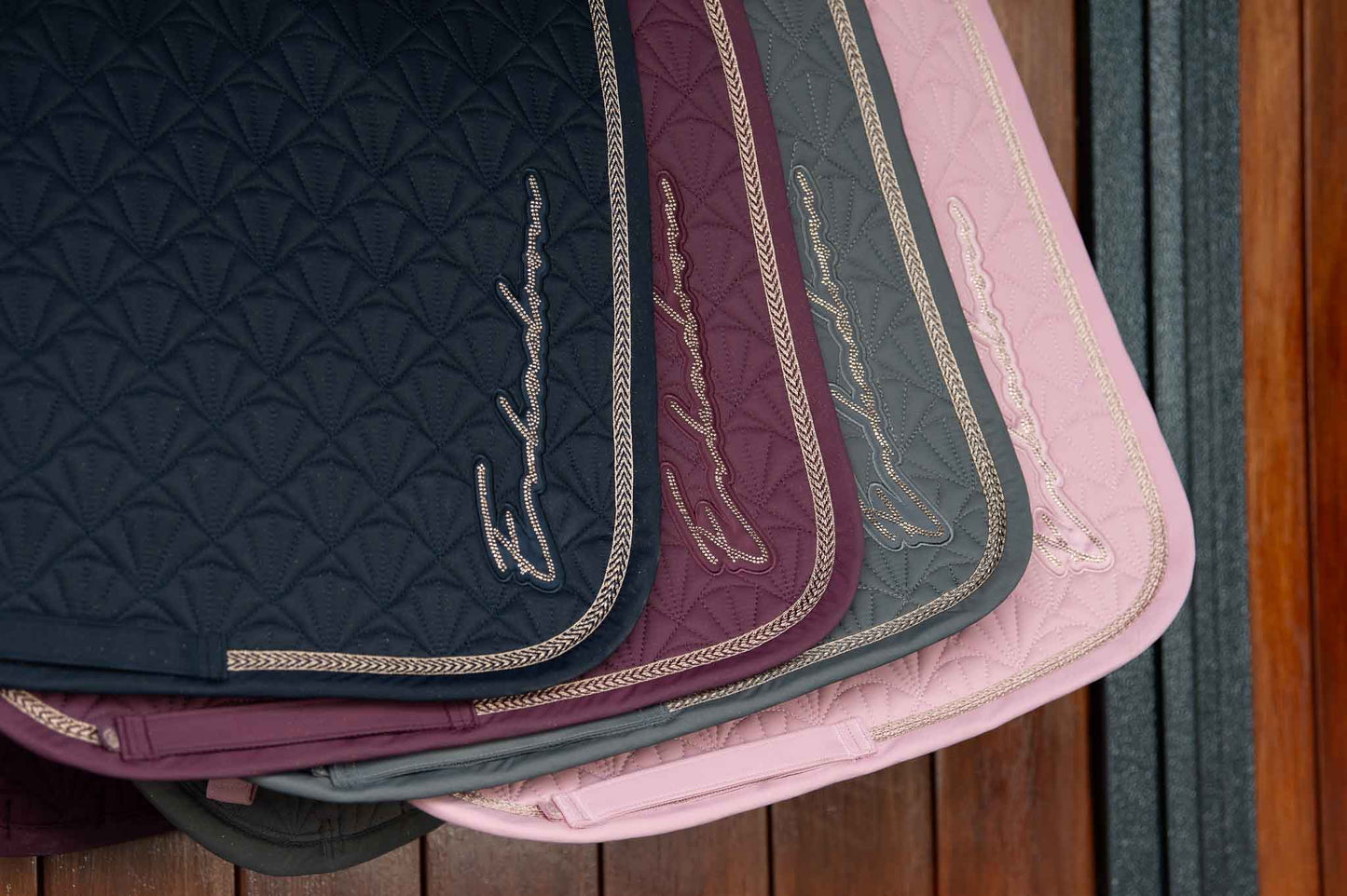 Tapis Sparkle peacock, pearl rose - Eskadron Héritage 23/24