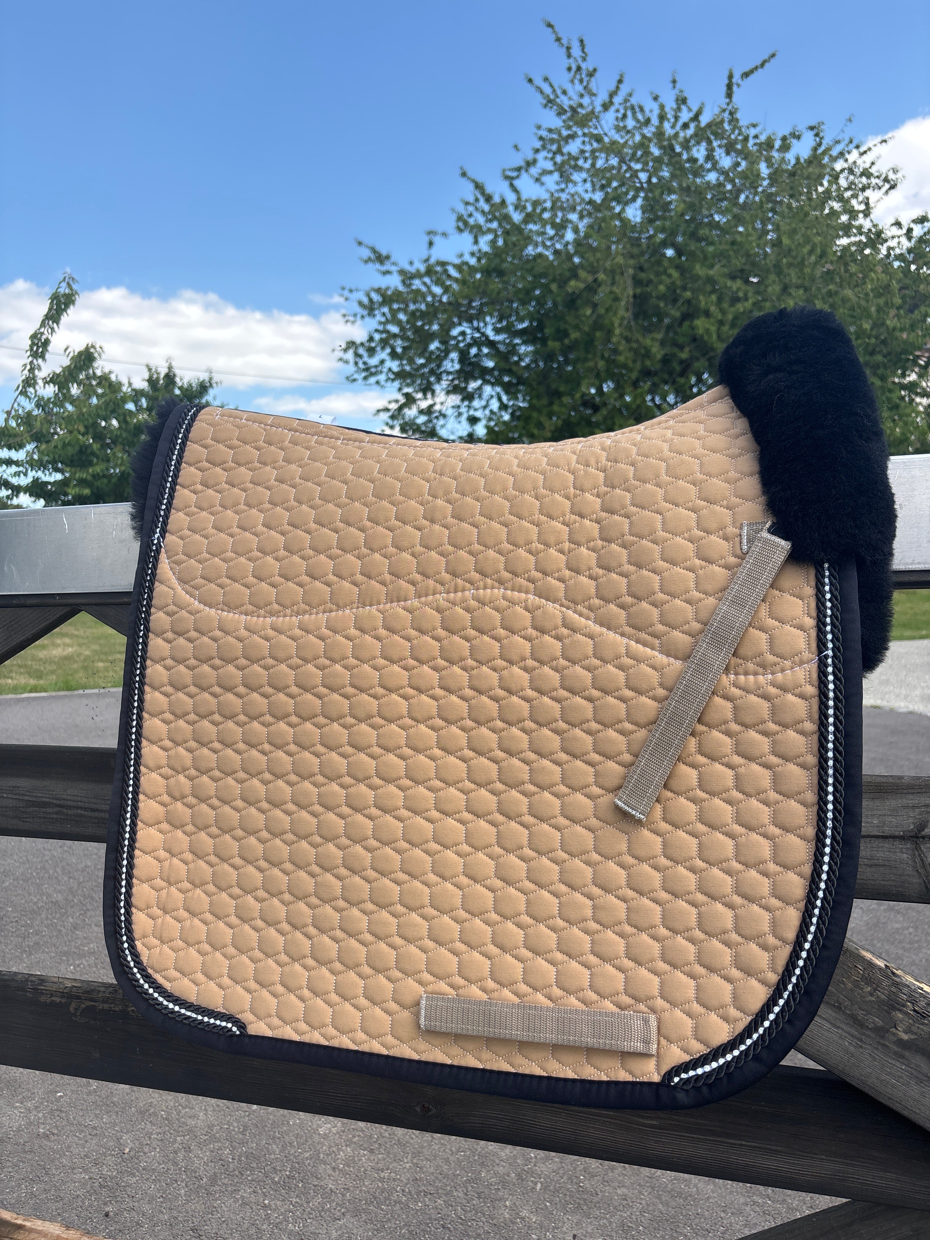 Tapis de dressage sable, mouton ecru, cordelettes strass / noir - Mattes