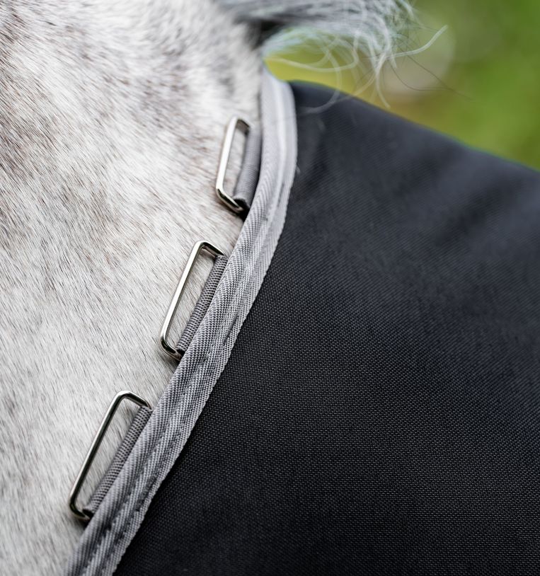 Amigo Bravo 12 plus, Black/Titanium, 250gr - Horseware