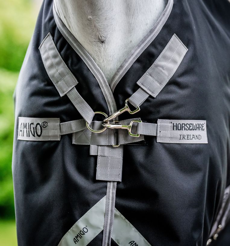 Amigo Bravo 12 plus, Black/Titanium, 250gr - Horseware