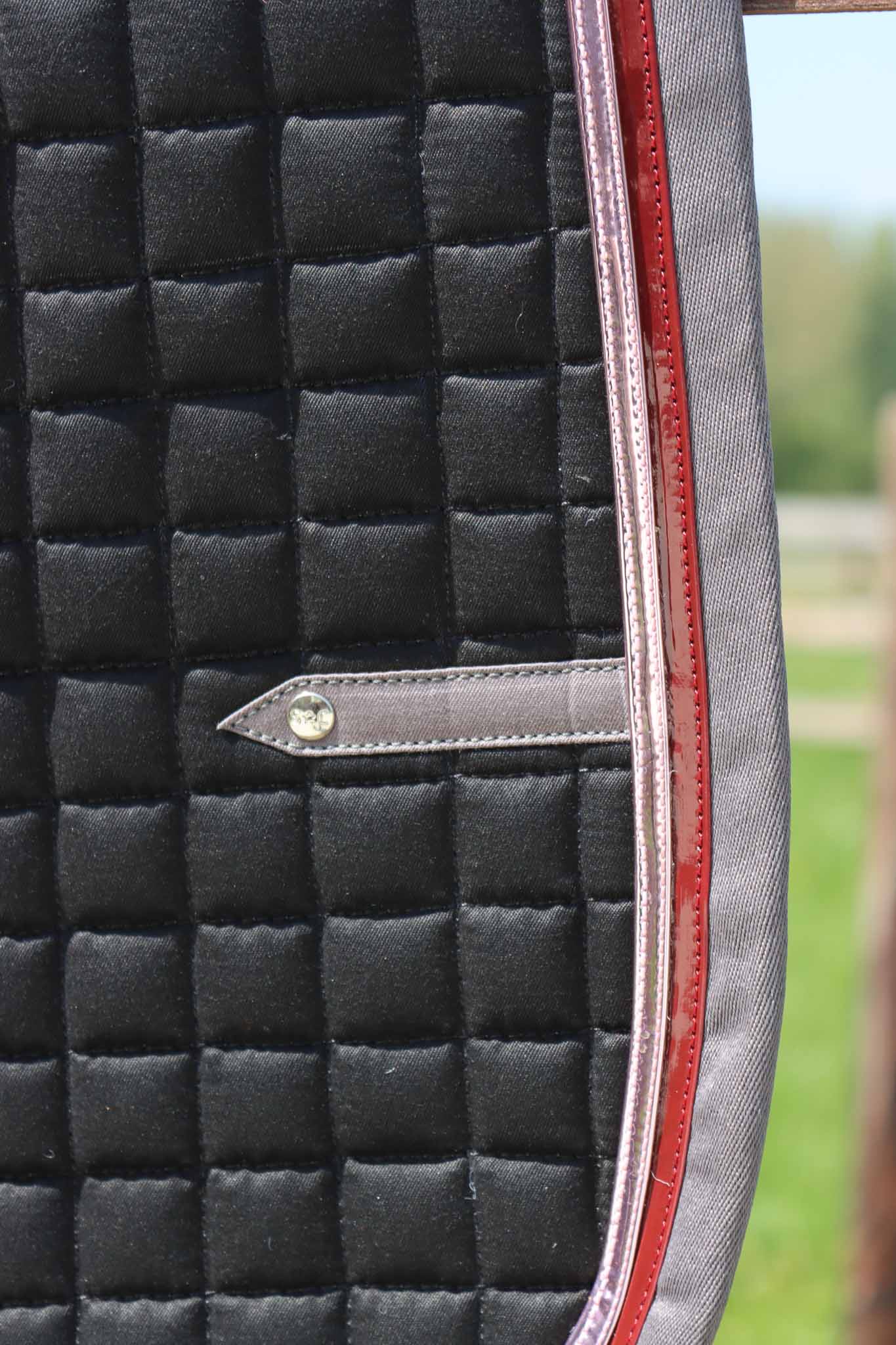 Slim US Saddle Pad Black/Rose Gold/Garnet/Grey - Silver Crown